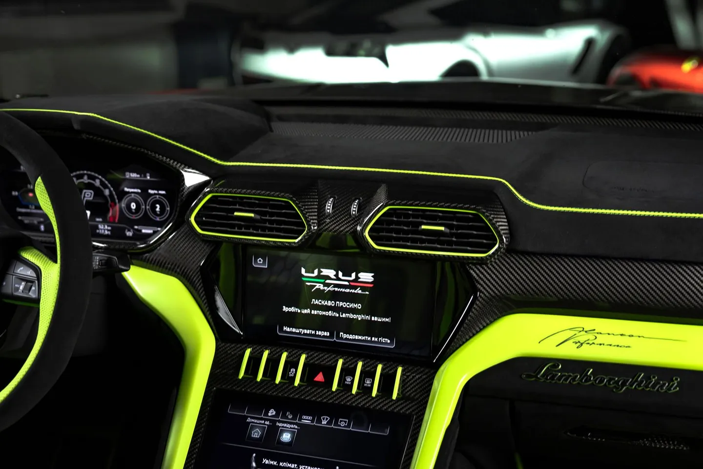 Lamborghini URUS / Фото 16