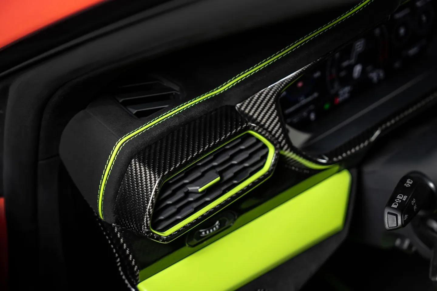 Lamborghini URUS / Фото 13