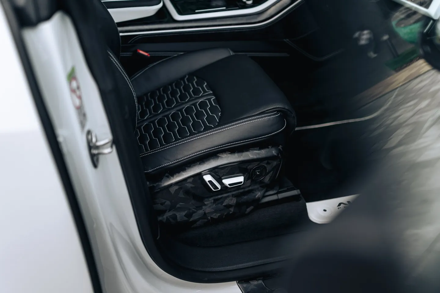 Audi RSQ8 / Фото 28