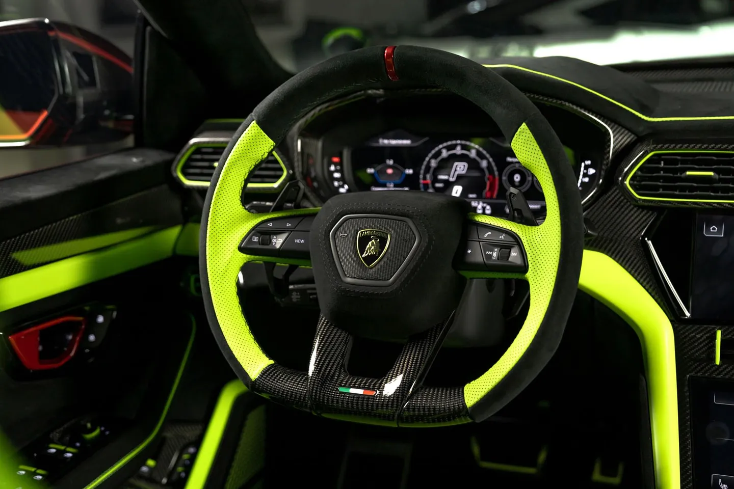 Lamborghini URUS / Фото 15